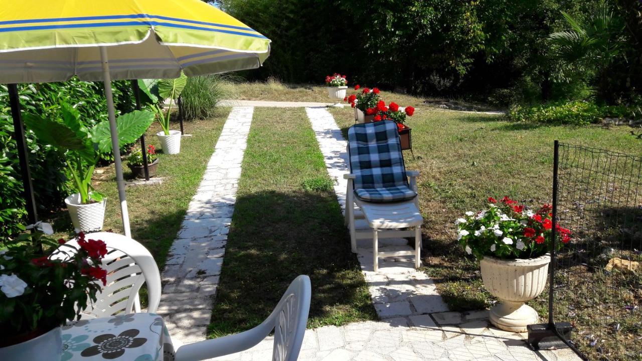 Apartment Nena- Apartman Sa Posebnim Ulazom U Prizemlju, Terasom I Zelenom Okucnicom Rakotule Exterior photo